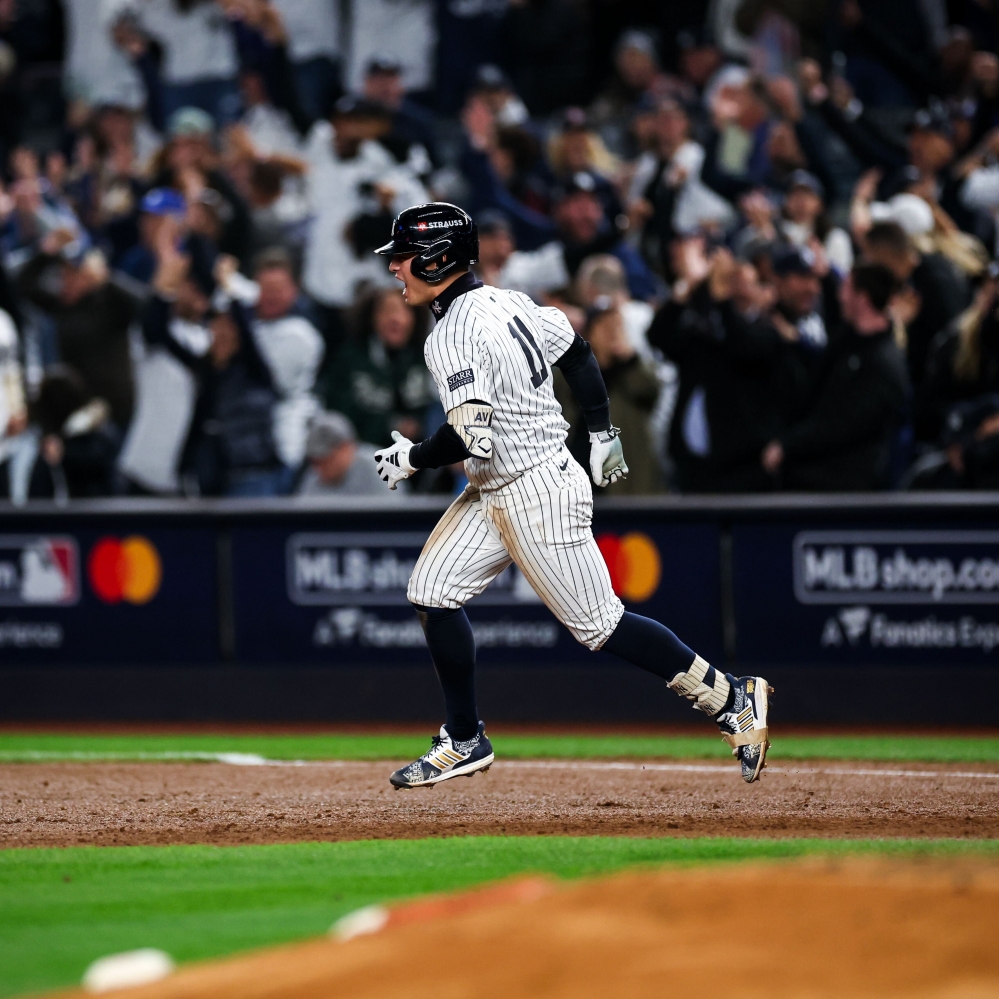 MLB美國職棒大聯盟世界大賽第四戰，洛杉磯道奇持續作客紐約洋基，洋基打線大爆發團隊敲響三轟，其中Anthony Volpe在3局下敲滿貫砲超前、6局時Austin Wells夯陽春砲以及Gleyber Torres於8下轟3分全壘打添加保險，最終洋基就以11比4獲勝，系列賽以1比3暫時落後。（圖源：New York Yankees／Ｘ）