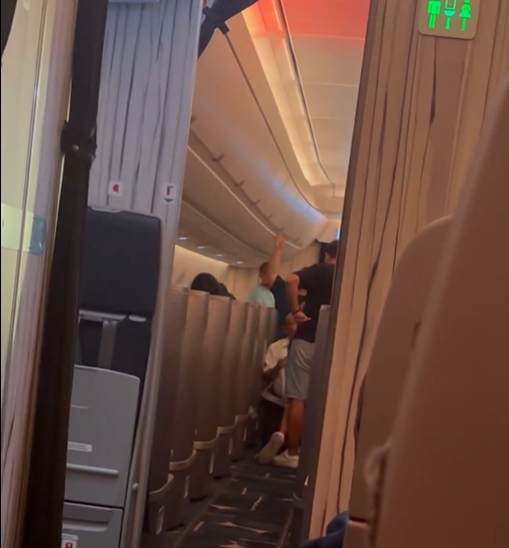 架機型為空中巴士A350 XWB的華航CI782於11時從胡志明飛回台北的航班，原訂15時15分抵達桃園機場，結果降落桃機三次失敗，導致最後轉降落到高雄機場，引起有商務艙旅客不滿。（圖源：Threads）