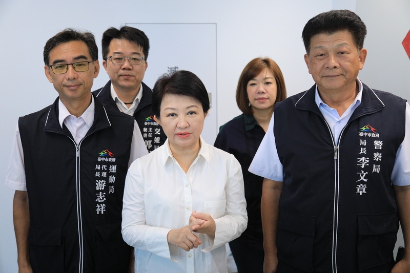 行政院長卓榮泰今（8）日到台電台中火力發電廠視察，宣布2034年要達成中火無煤發電的目標；台中市長盧秀燕表示，感謝中央加速淨零碳排腳步，但中部訴求為增氣要拆煤，希望能「增1拆1」，盧也說能源政策應該分散，若集中反而不利於國安。（圖源：中央社記者郝雪卿攝）