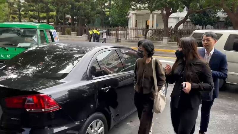 又被抓包？陳佩琪稱「全家從沒買車」！四叉貓曬證據打臉