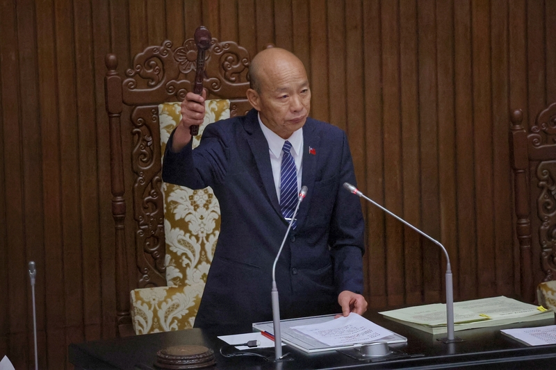 立法院會12日三讀修正通過消防法部分條文，強化消防人員資訊權行使，工廠、儲存化學品倉庫或儲存場所，以及一定規模以上的實驗室或倉庫發生火災時，管理權人未指派專人到現場協助救災，最高可處新台幣1000萬元罰鍰。圖為立法院長韓國瑜敲槌通過。（中央社記者王飛華攝）