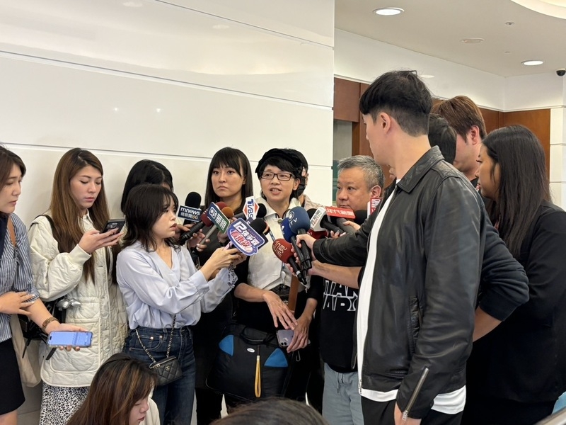 媒體人王淺秋指出，柯文哲連人與人的對焦都有困難，讓她很難想像柯文哲會性騷璩美鳳（左6）。