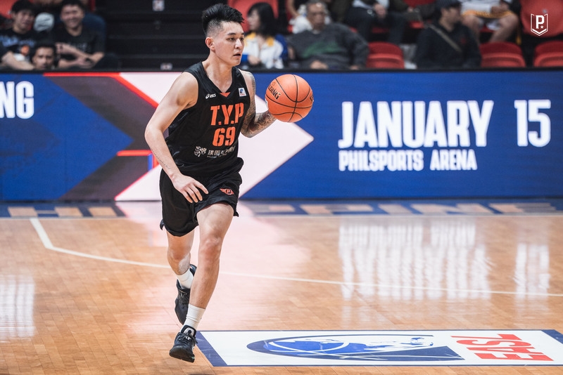 台灣職籃P. LEAGUE+桃園璞園領航猿13日前進菲律賓進行EASL東亞超級聯賽對決PBA職籃強敵勁旅生力啤酒人隊，領航猿靠著當家本土球當家本土球星盧峻翔狂轟5記三分拿25分、5籃板、3助攻加上洋將伯朗同樣挹注5記外線攻下全隊最高27分，終場領航猿101：85踢館成功。（圖源：中央社）