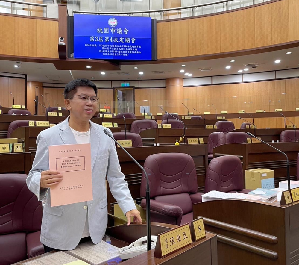 民進黨桃園市議員張肇良涉嫌在擔任桃園市政府顧問期間，利用龍潭區的土地違法蓋違建並承租給超商使用，而向龍潭區公所、桃市府都發局進行關說而免予拆除，獲取不法利益共計新台幣389萬3400元；昨（14）日桃園地院審理，張肇良以新台幣200萬元交保，並限制住居、限制出境出海。（圖源：張肇良 Facebook）