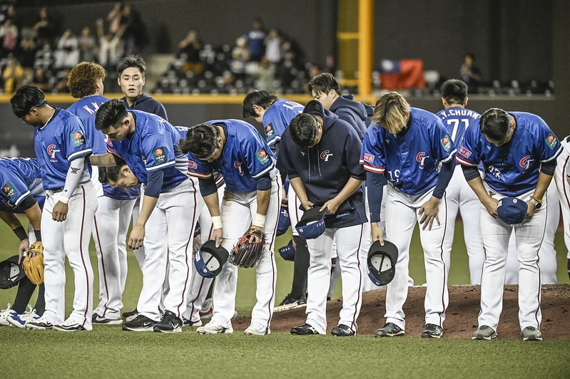 世界12強棒球賽B組預賽，台灣接連擊退韓國與多明尼加搶下2連勝目前在龍頭位置，所有球員在攻守方面皆有表現，讓許多人再度拿出先前網友自製的「球員道歉表產生器」表示，「對不起，是我不懂棒球」。（圖源：WBSC、選手道歉表產生器）