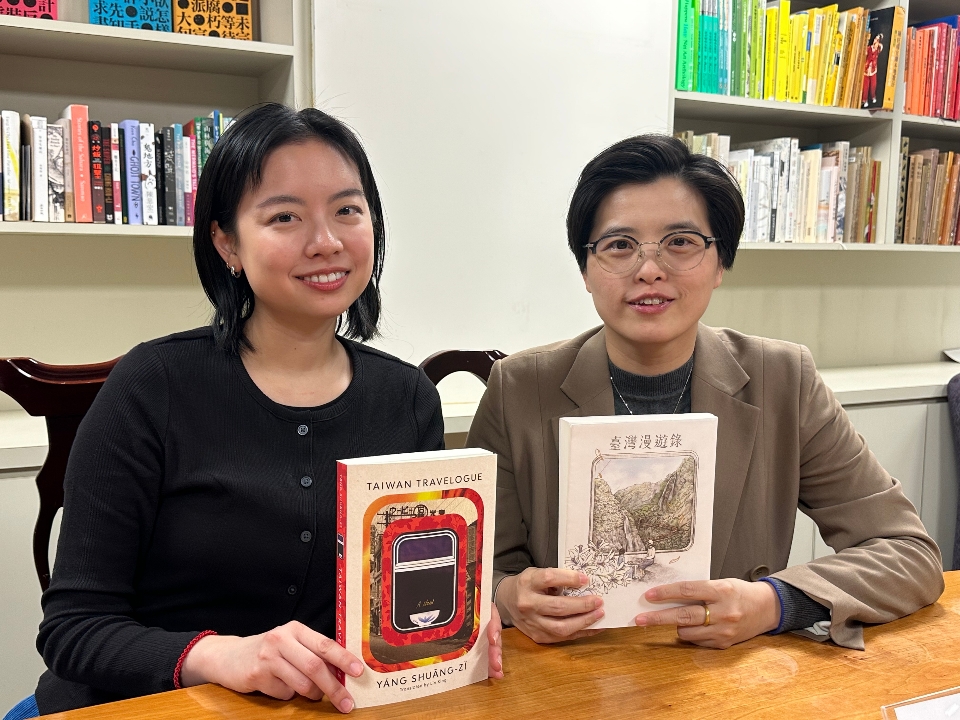 楊双子（右）、英譯者金翎（左）日前入圍該獎項，如今獲獎。中央社提供（記者廖漢原攝）。
