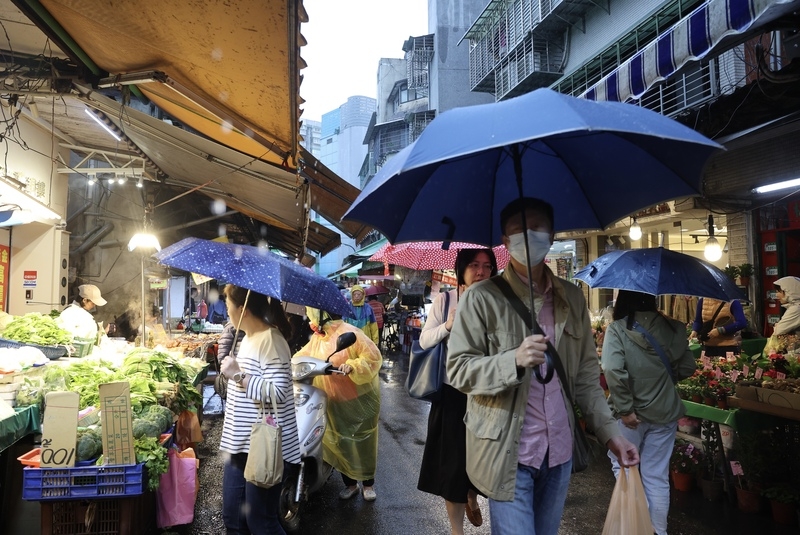 圖為台北市虎林街菜市場21日午後人潮。 （中央社記者趙世勳攝 ）