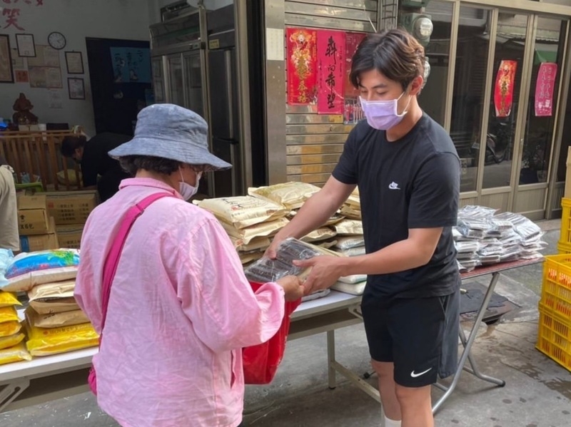 陳傑憲母親「娟姐」生前致力關懷弱勢，陳傑憲回高雄也會當志工協助發放物資。圖／高雄市微笑慈善會