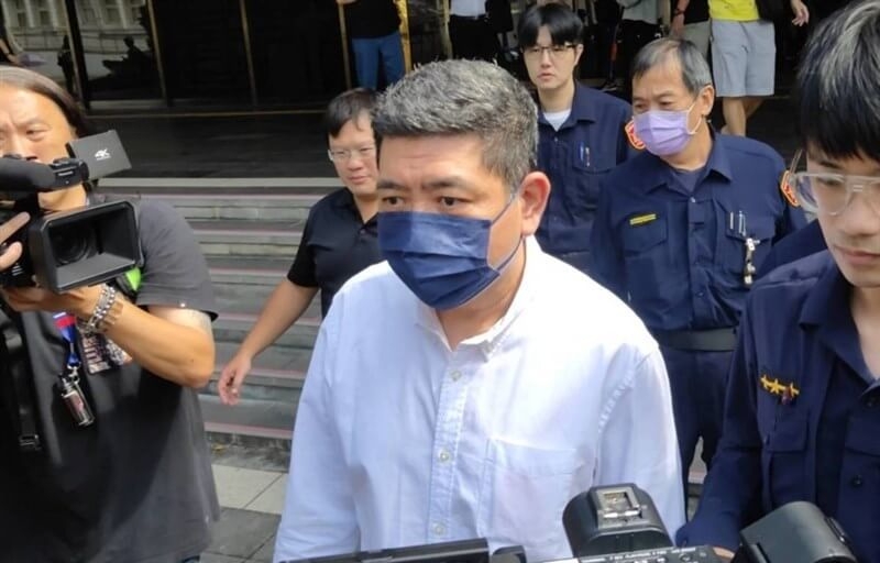 藝人NONO（陳宣裕）去年遭多名女子控訴性侵害，因罪嫌不足獲得不起訴處分，而被害人向高檢署聲請再議，高檢署認為偵查不完備，昨（25）日再度發回續查。（圖源：中央社）