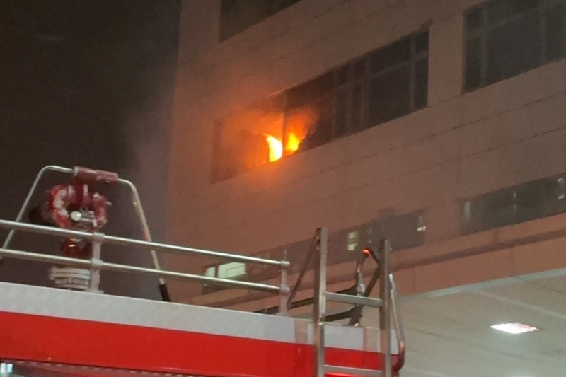 台南永康區仁愛街的「可成科技」今（26）日凌晨時傳出火警，台南市消防局獲報後，派遣17車35名人員前往救災，迅速在5分鐘內控制火勢並疏散62名人員，所幸無人傷亡。（圖源：中央社）