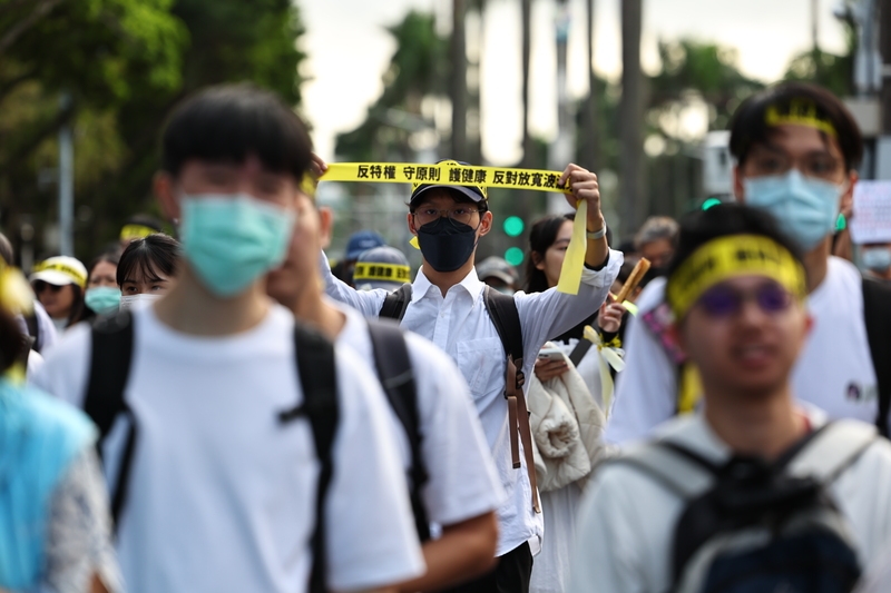 波波牙醫爭議持續，本土小牙醫聯盟「反密醫、反特權、反對24億假偏鄉計畫」遊行24日下午在台北登場，參與民眾高舉黃布條表達訴求。（中央社提供）