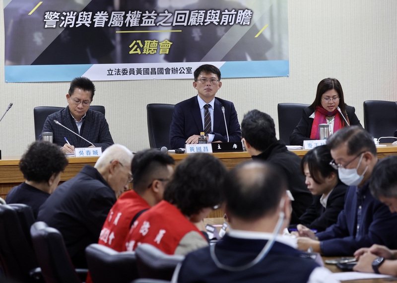 民眾黨立法院黨團26日在立法院舉辦警消與眷屬權益之回顧與前瞻公聽會，民眾黨立委吳春城（後左起）、黃國昌、麥玉珍出席與會。（中央社提供）