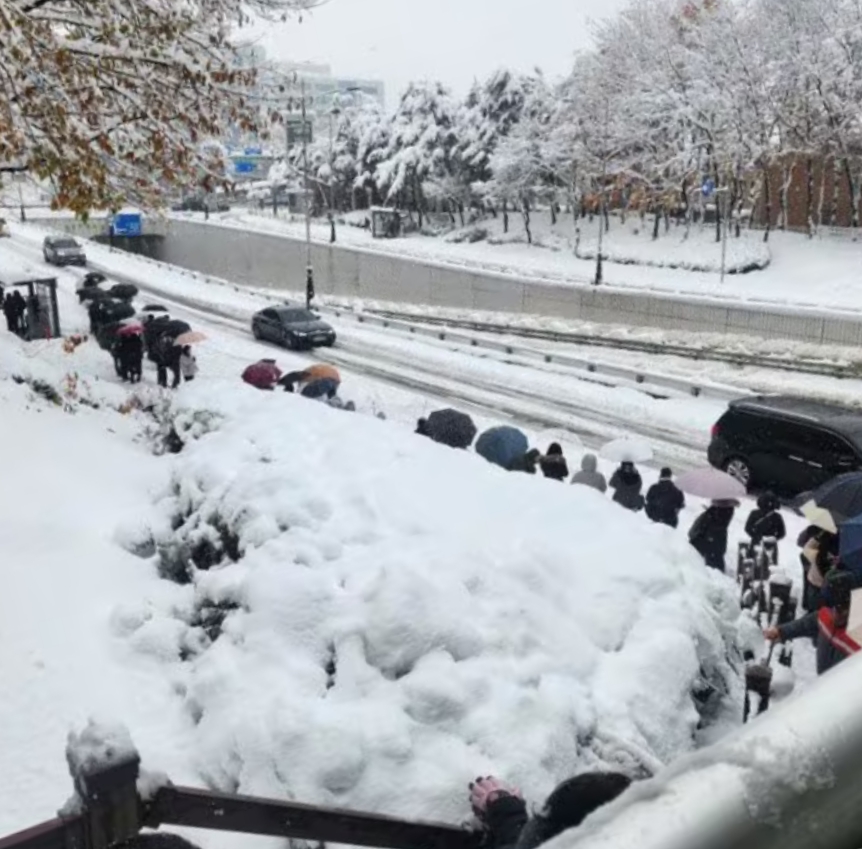 韓國民眾排隊搭公車上班。擷取自조선일보／X。經本報裁剪微調。