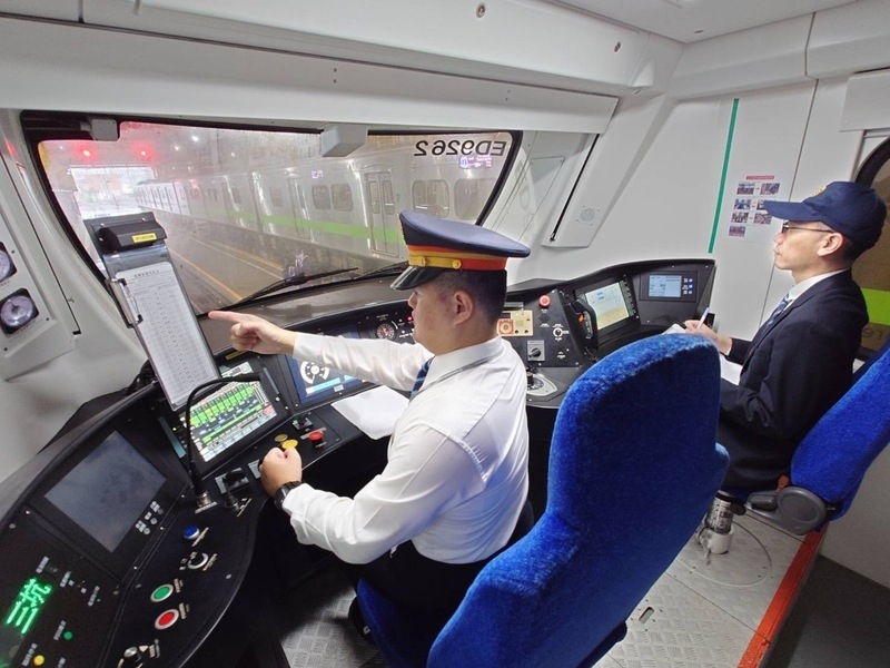 台鐵持續辦理年度列車運轉競賽，因應服役車型更迭，列車運轉競賽使用車種也由機車牽引的普通車、莒光號演進到通勤電聯車，並自早期EMU500、中期EMU800，進步為新式EMU900型。（圖源：中央社）
