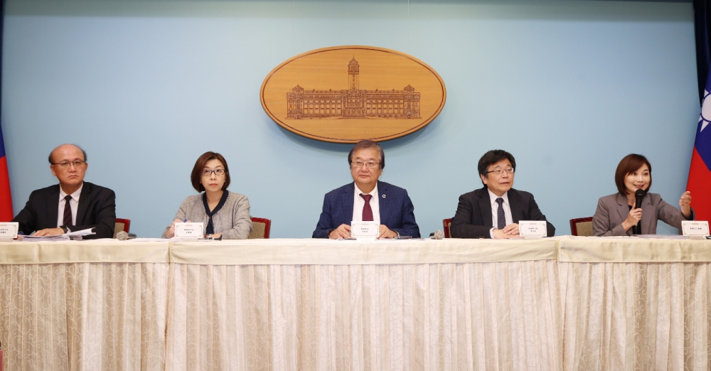 右起為總統府發言人郭雅慧，與衛福部次長周志浩、部長邱泰源、次長林靜儀，及教育部次長林騰蛟。中央社提供（記者張新偉攝）。