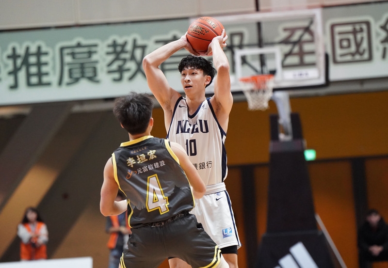 UBA大專籃球聯賽公開男一級賽事，第一階段預賽在文化大學舉行，開季都保持4連勝狀態的政治大學交手輔仁大學，政大靠著隊長宋昕澔砍下20分10助攻的帶領下，最終仍以106比77擊敗輔大，收下5連勝也是跨季的第31場連勝。（圖源：中央社）