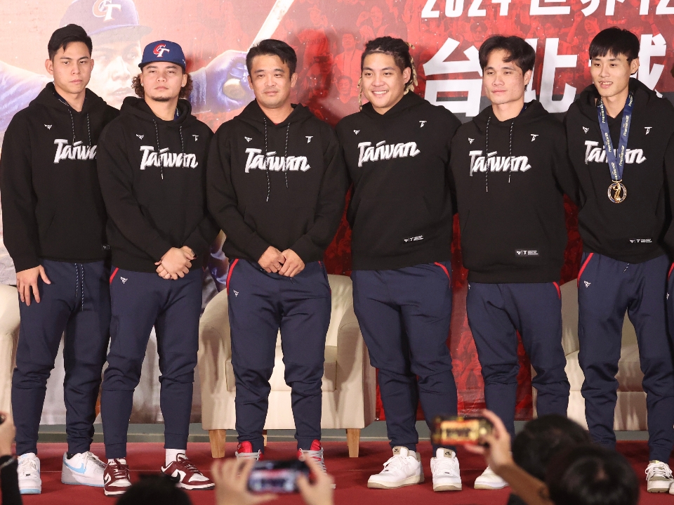 12強球員在各式場合穿著該款黑色帽T。