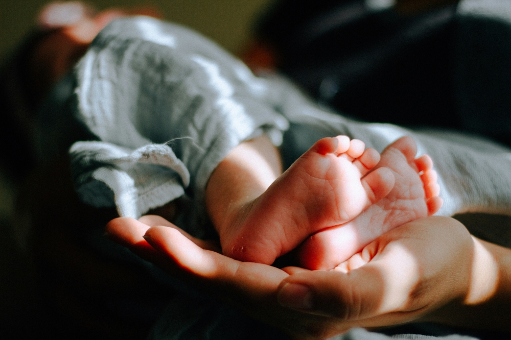 圖為示意圖，台灣情侶吸毒後打死1歲女兒，事隔7個月，男子竟又打死剛滿月的兒子。（Photo by Omar Lopez on Unsplash）