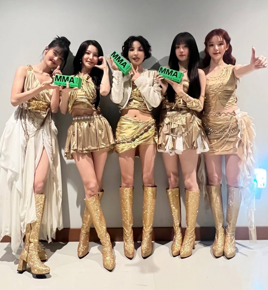 韓國人氣女團(G)I-DLE於30日MMA頒獎典禮舞台上，隊長田小娟發表得獎感言時自曝「全員將續約」打破外界一直以來的傳言。（圖源：official_g_i_dle）
