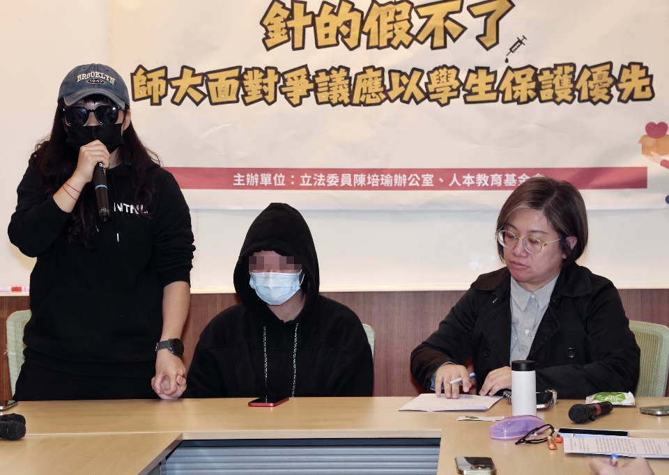 陳培瑜（右）陪2學生舉行記者會。中央社提供（記者張皓安攝）。