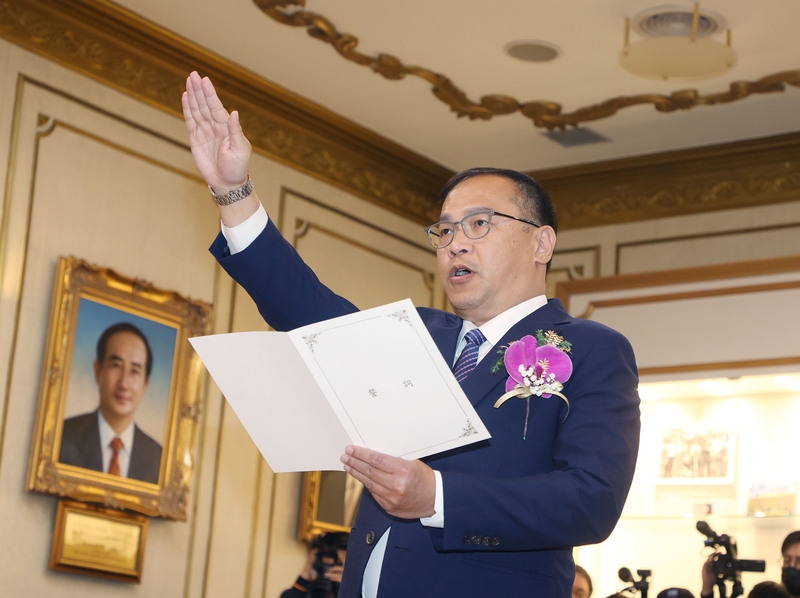 民進黨前立委洪申翰接任勞動部長，由民進黨政策會執行長王義川遞補不分區立委，2日下午舉行就職典禮。圖為王義川高舉右手宣讀誓詞。（中央社提供）