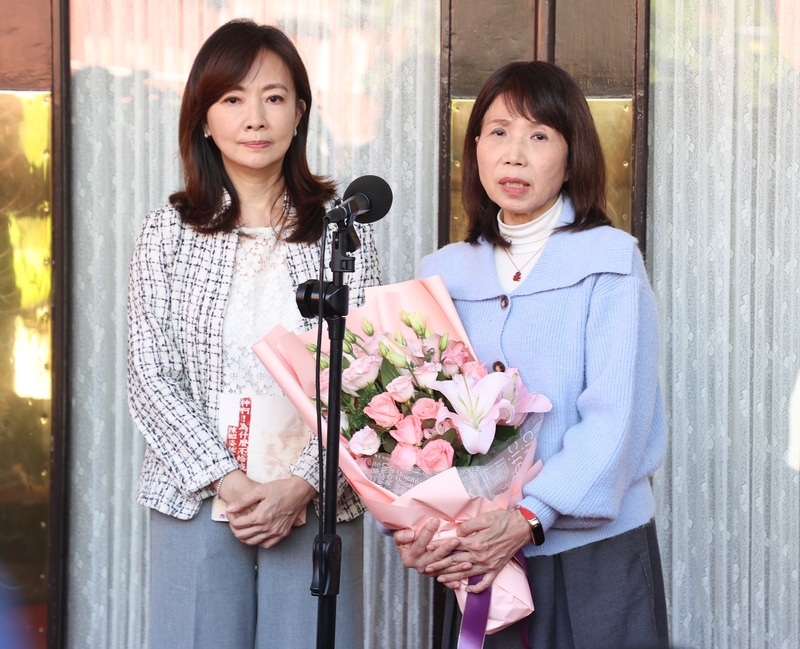 民進黨立委郭昱晴質詢代孕議題時指民眾黨立委陳昭姿曾稱，「養子對我而言終究是外人」，但疑是誤用網友言論遭批評。郭昱晴（左）6日向陳昭姿（右）公開致歉，並一同在議場大門前受訪，陳昭姿表達願接受道歉且回送她20年前為推動代孕寫的書分享。（中央社提供）