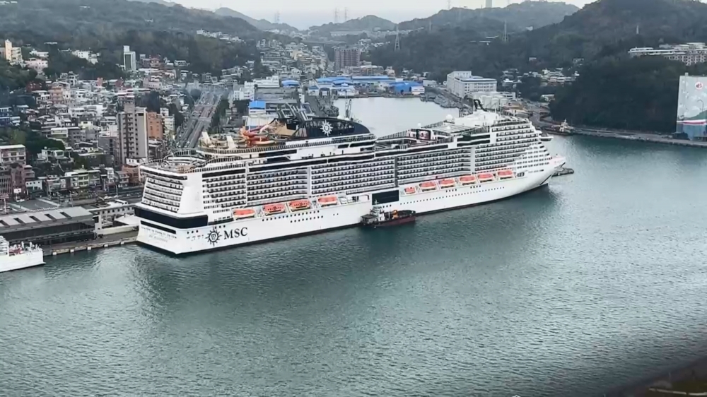 地中海榮耀號航程中故障停靠那霸港搶修中。（圖／中央社）