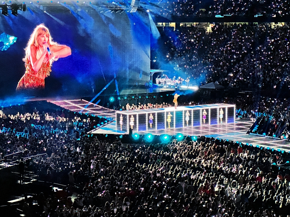 Photo by Stephen Mease(來源:unsplash.com/photos/a-crowd-of-people-watching-a-woman-on-a-stage-sD8RRiYwm6A)