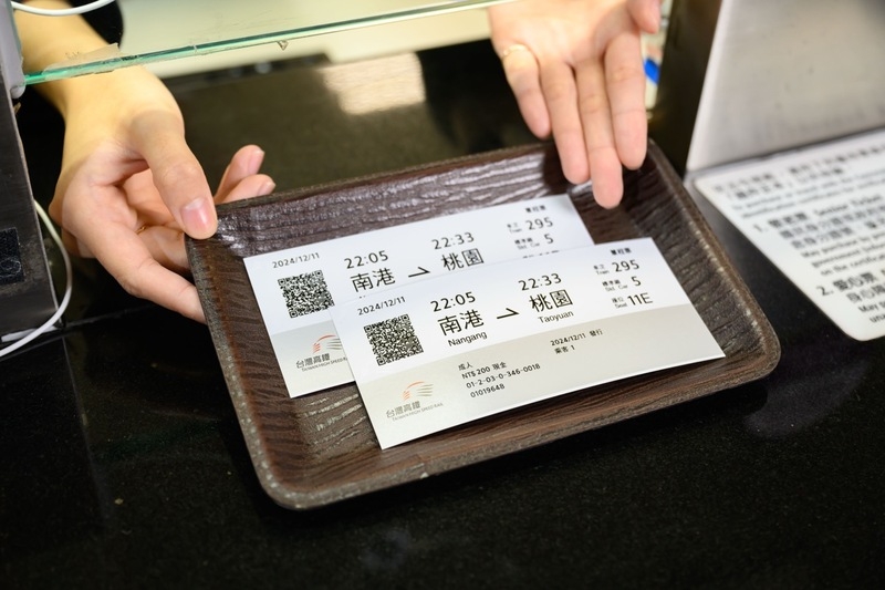 台灣高鐵公司11日表示，即日起車票全新改版，以QR Code紙票逐步取代原本的磁條式車票，旅客可以直接掃描通過閘門，更省時、方便。（台灣高鐵提供，中央社傳真）