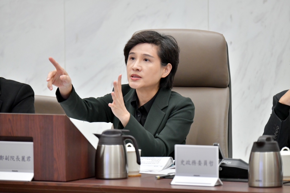 運動部最晚明年8月將掛牌成立，行政院副院長鄭麗君11日主持運動部諮詢小組第4次會議，聽取諮詢委員對於「國家運動產業發展中心」籌辦與推動運動產業發展的建言。（圖源：行政院）