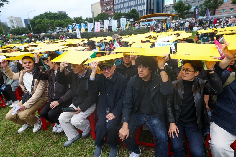 黑熊團體號召用站隊排字守護台灣，卻被發現空拍機竟是使用中國大疆公司製造的「DJI Mavic 3」，引發質疑。（中央社提供）