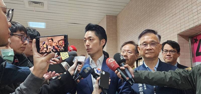 台北上海雙城論壇將於下週登場，傳出傳陸委會未全團皆核發許可證」，對此，台北市長蔣萬安今（13）日受訪時表示遺憾喊話「應對台灣民主韌性有信心、開大門走大路」；而下午原定出席「2024臺北馬拉松」的行程，不料因閃到腰則取消行程。（圖源：中央社記者陳怡璇攝）