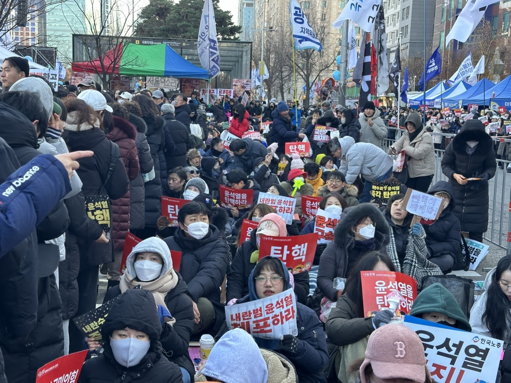 支持彈劾尹錫悅 數十萬韓國民眾湧上街頭。（圖／中央社）