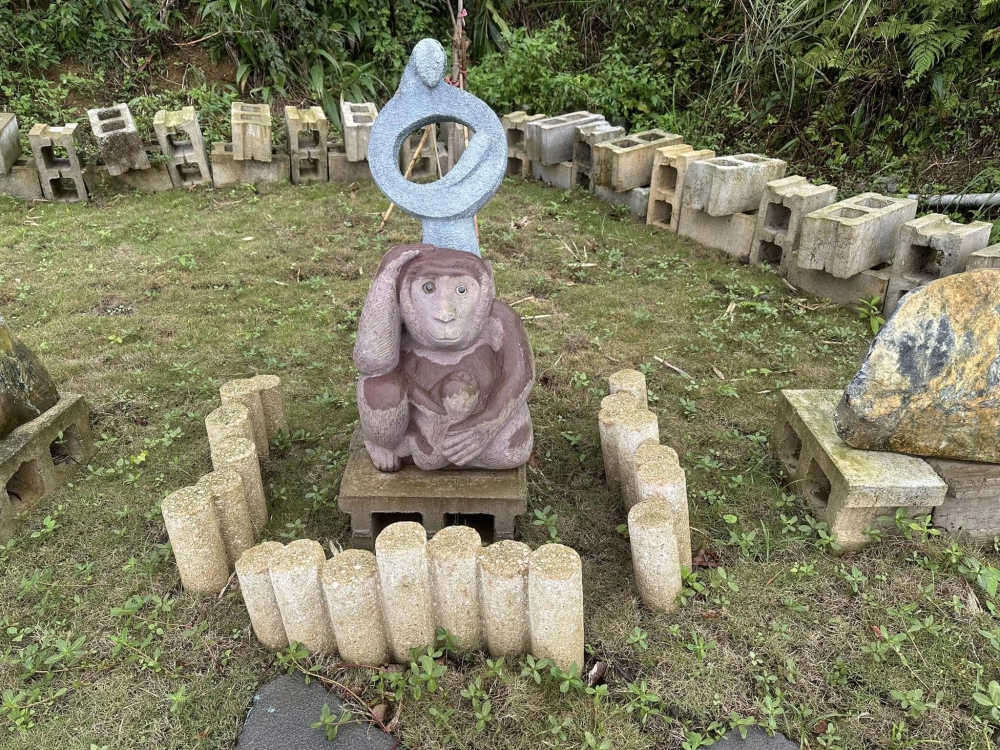 新北市萬里山區學校旁的土地驚見詭異擺設。（圖擷取自新北市議員張錦豪臉書）