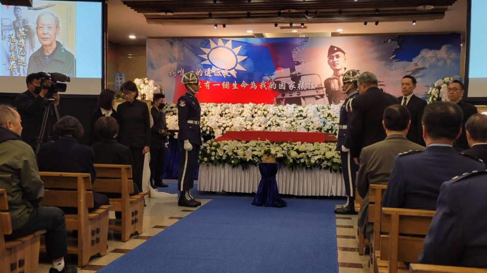 空軍老飛官謝翔鶴昔日遭俘21年，堅決不向中共屈服，情操令人欽佩；16日公祭許多軍中袍澤送他最後一程。（圖擷取自空軍前副司令張延廷臉書）