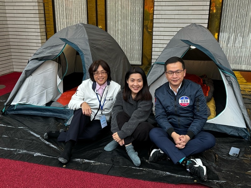立法院20日院會將處理選罷法修正草案等案，為確保當天議事順利，國民黨立委羅智強（右）、徐巧芯（中）、林倩綺（左）等人，17日下午開始在議場前架帳篷輪班守夜。（中央社提供）