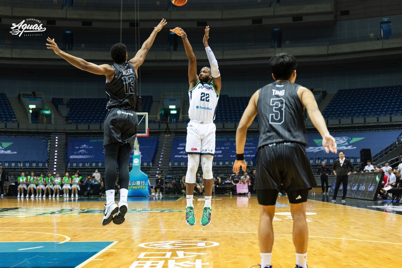台灣職業籃球大聯盟（TPBL）高雄全家海神隊18日靠著洋將摩爾斯（Anthony Keith Morse）（中）全場拿下25分、16籃板，率隊以102比94擊敗台北台新戰神隊。（圖源：中央社）