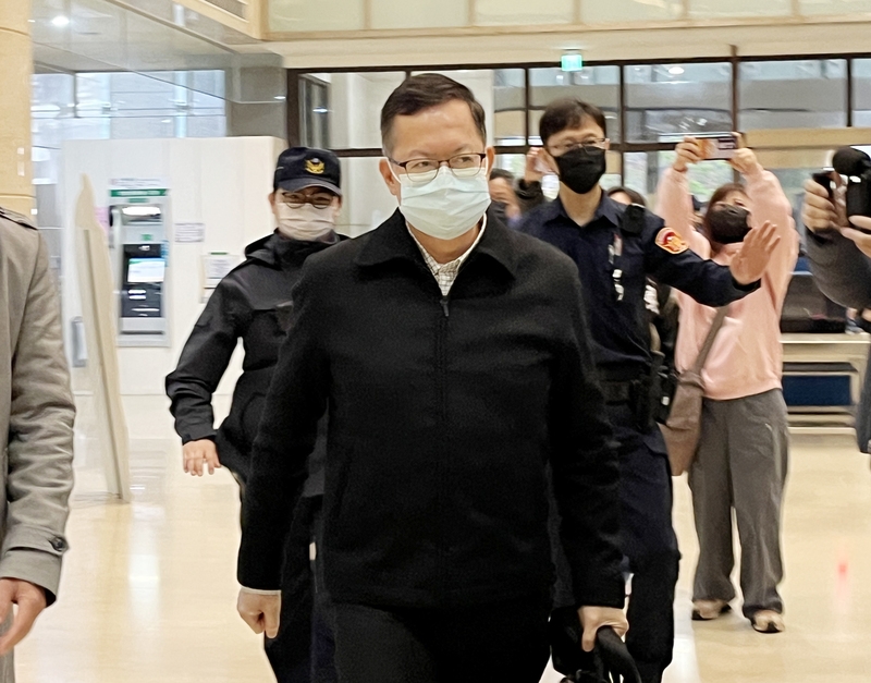 桃園前市長、海基會前董事長鄭文燦涉嫌在9.12公頃的工五擴大市地重劃案收賄500萬，遭檢方依照違背職務收賄等罪起訴，更被求處重刑12年。桃園地院今日首度開庭，鄭文燦堅決「否認犯罪」。（中央社提供）