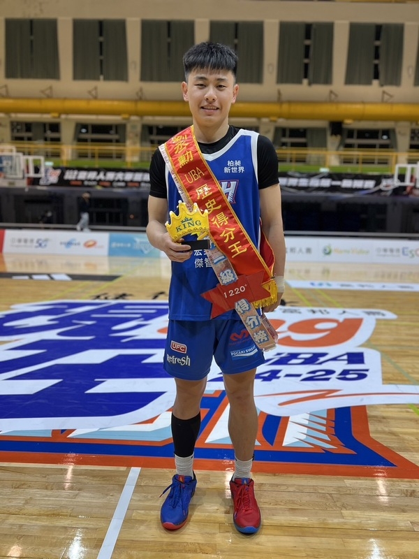 健行科大前鋒劉丞勳19日榮登大專籃球聯賽（UBA）公開男一級歷史得分王，女友更為他訂做印有「UBA歷史得分王」的肩背帶。（圖源：中央社）