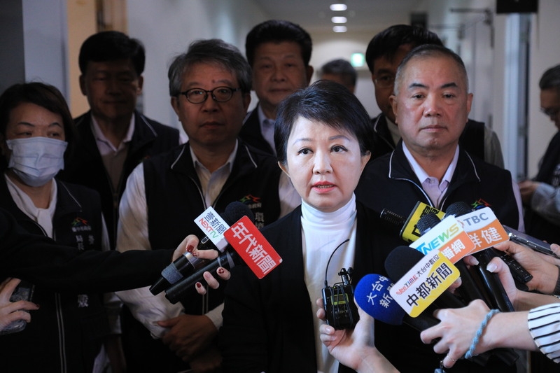 台中市長盧秀燕（前）20日在市議會開議前接受媒體訪問。（中央社記者趙麗妍攝）