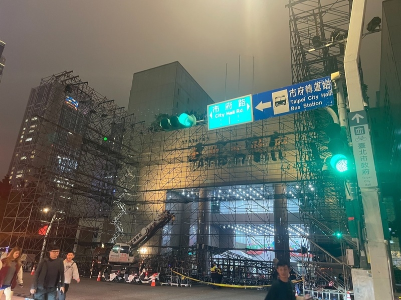 北市跨年舞台工人高處摔落，警方封鎖現場。圖／中央社