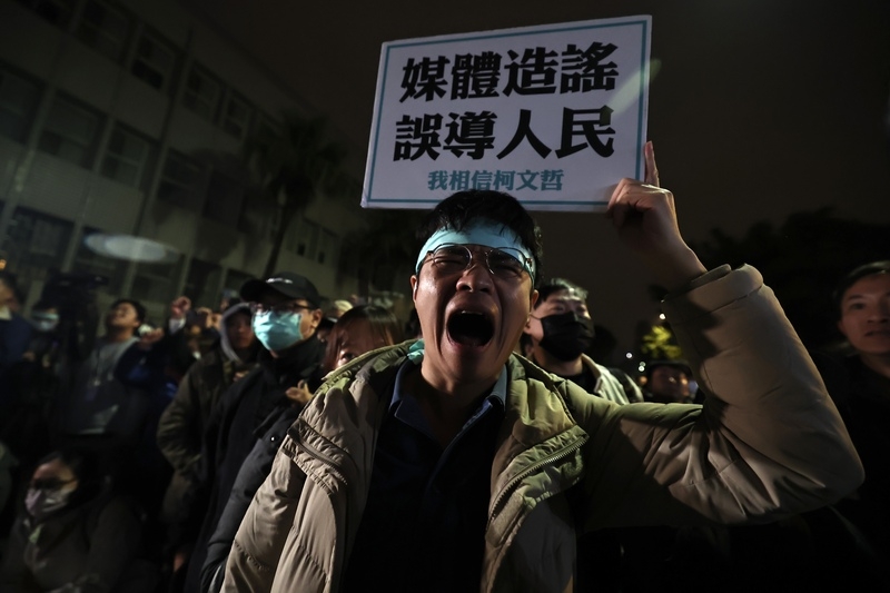 前台北市長柯文哲涉京華城等案，台北地檢署26日起訴柯文哲等11人。台北地方法院27日凌晨裁定柯文哲3000萬交保，北檢外有支持者大聲歡呼。（中央社提供）