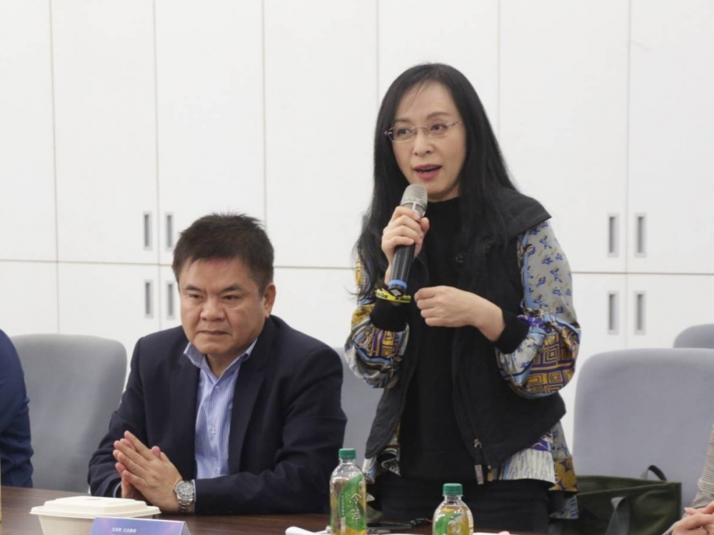 民進黨立委陳瑩（右）在自己官方臉書直播了張惠妹演唱會20分鐘，被質疑侵犯著作權，稍早她也在個人臉書致歉。（為符本報欄位經裁減，圖擷取自陳瑩臉書）