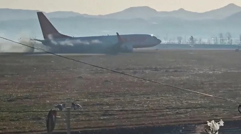 濟州航空客機撞牆爆炸。（圖／翻攝自X）  