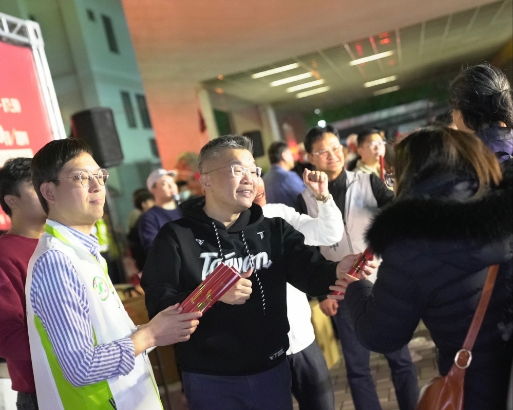 024年台灣拿下世界12強的全球冠軍，造成一股棒球熱潮，而應援曲「台灣尚勇」熱度依舊不減，中華職棒會長「蔡總機」蔡其昌則推出「台灣尚勇」春聯，同樣吸引許多人排隊領取，搶不到的民眾則盼能夠加碼。（圖源：蔡其昌 Facebook）