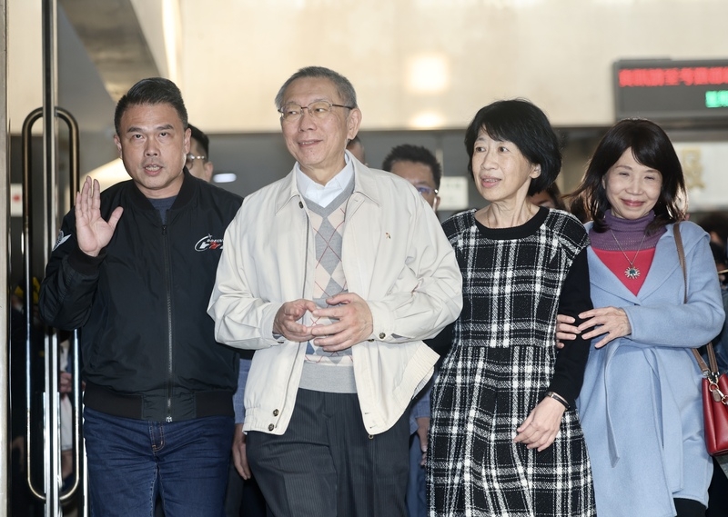 民眾黨主席柯文哲（左2）涉京華城等案遭起訴，台北地方法院先前裁定新台幣3000萬元交保。案經台灣高等法院發回更裁，北院29日深夜裁定柯文哲7000萬交保，並須電子監控。圖為柯文哲30日下午交保後，與妻子陳佩琪（右2）一起離開法院。（中央社提供）