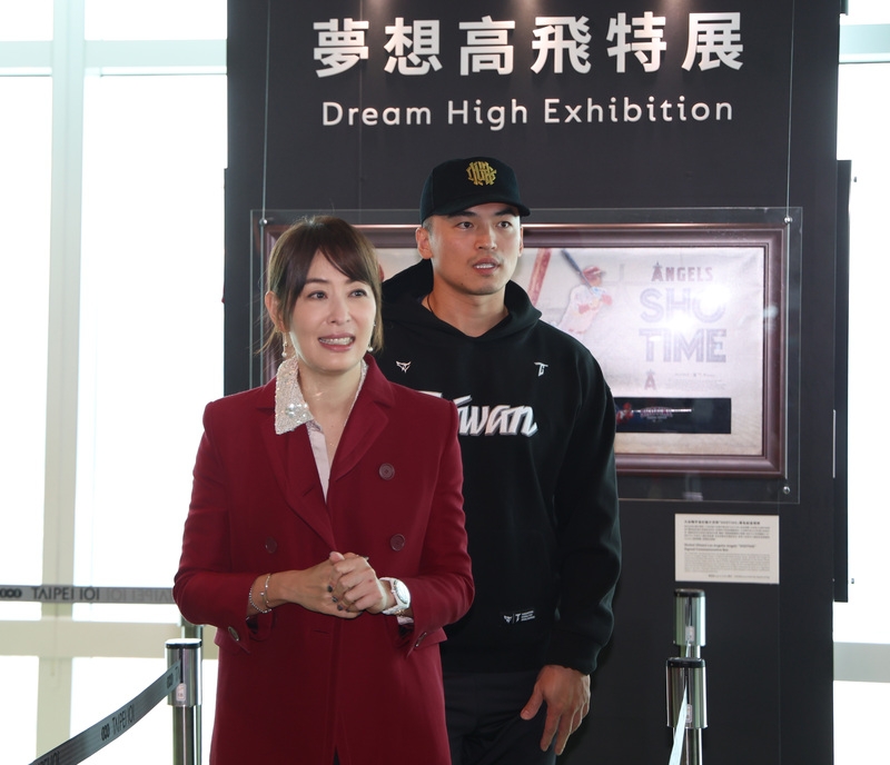 台北101董事長賈永婕(前)25日受訪表示,規畫打造「永婕同心」IP商品,未來可能出現在觀景台變成伴手禮。圖為賈永婕與世界棒球12強賽冠軍國手朱育賢(後)一同參觀夢想高飛特展。(中央社提供)