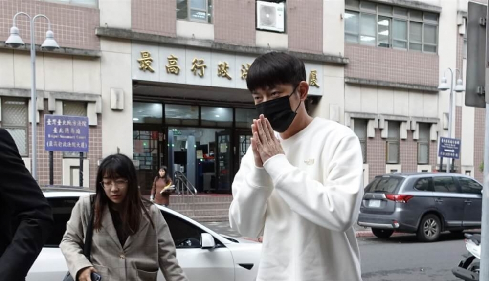 藝人宥勝遭控跨坐女子大腿舔耳撫摸，一審依照強制猥褻罪判刑8個月，提上訴，高等法院今（31）日宣判，駁回上訴，仍判刑8月緩刑5年並須支付公庫200萬元。（圖源：中央社）