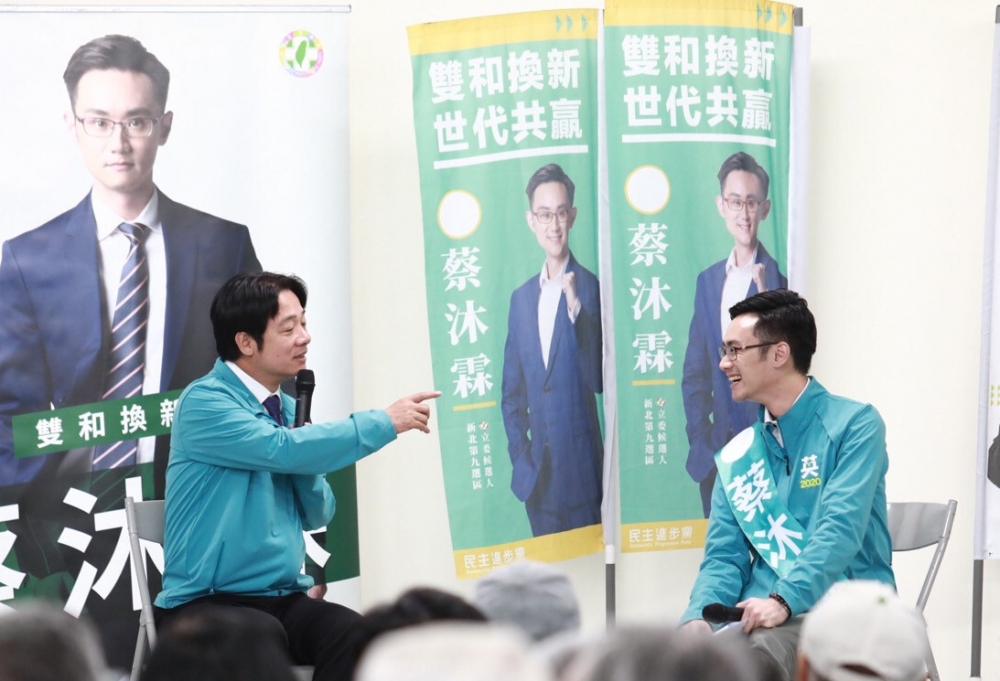 民進黨青年部前主任蔡沐霖（右）涉吃案、霸凌被檢方起訴。（圖擷取自賴清德臉書，為符本報欄位經裁減）