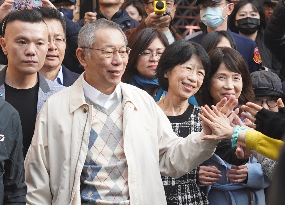 柯文哲昨日步出北院。中央社提供（記者徐肇昌攝）。經本報裁剪。